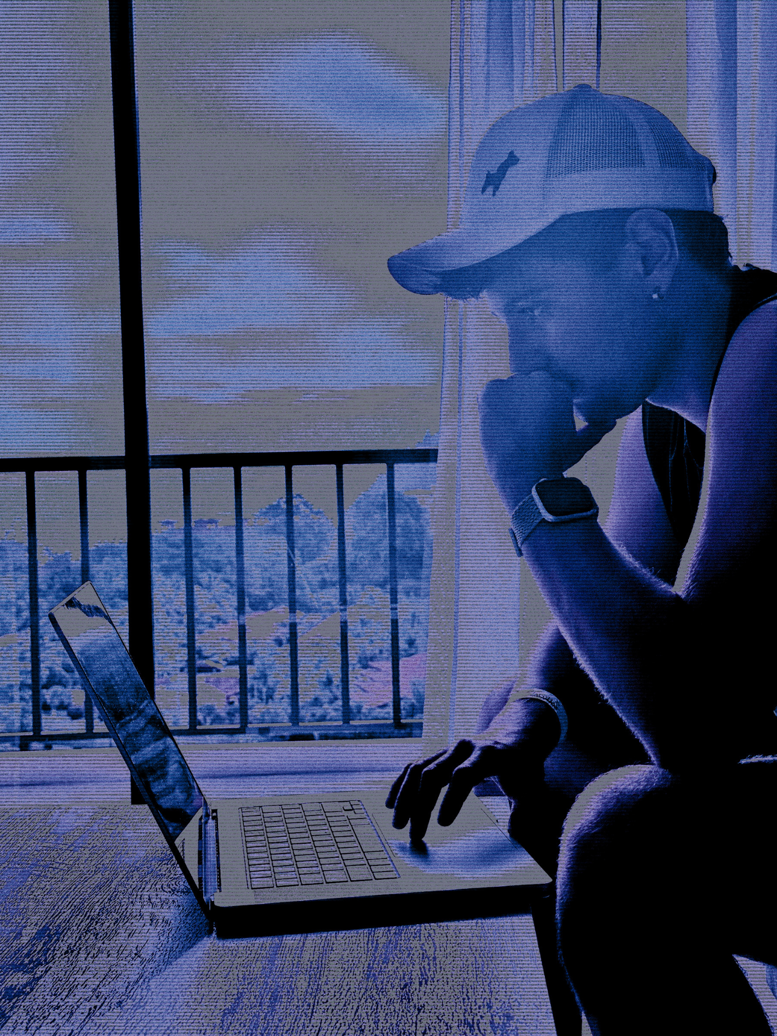 ASTYN, productor de trap latino, en un estudio nocturno con iluminación púrpura y azul